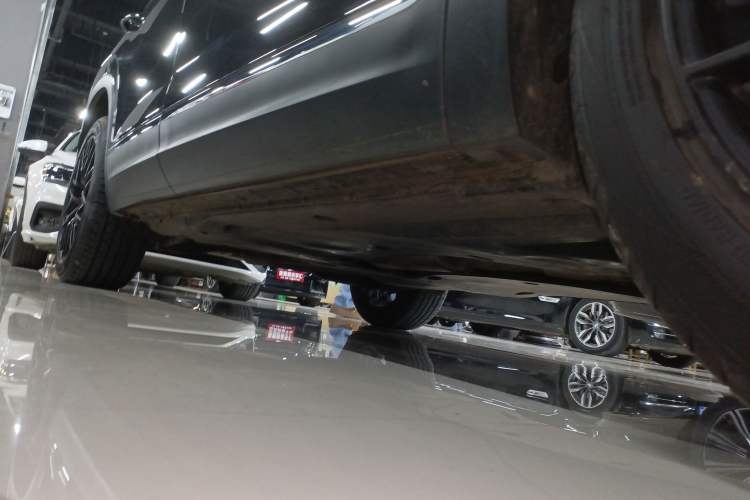 Used Volkswagen Tayron 2021 330TSI Two-Wheel-Drive 3rd Anniversary Limited Edition Right Side Sill