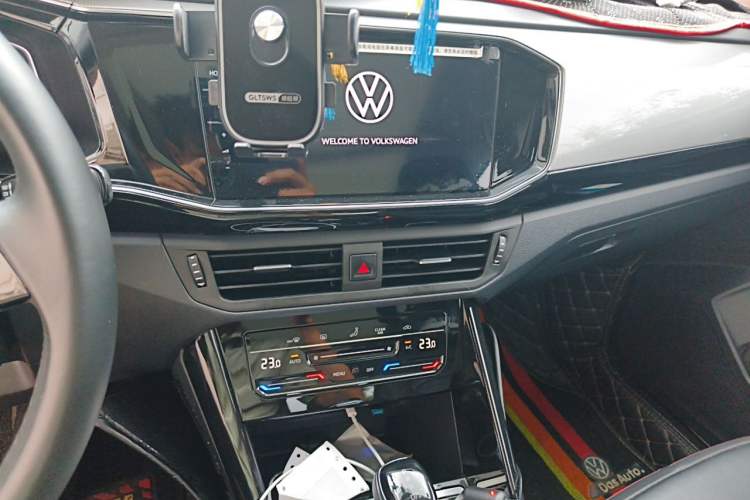 Used Volkswagen Tayron 2021 330TSI Two-Wheel-Drive 3rd Anniversary Limited Edition Audio And AC Panel