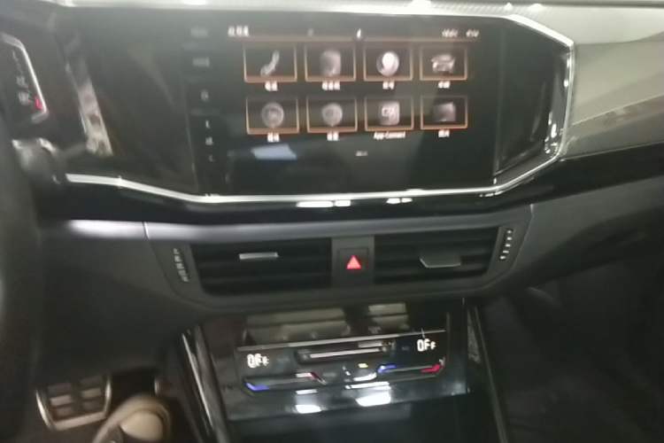 Used Volkswagen Tayron 2021 380TSI All-Wheel Drive R-Line Connected Version Audio And AC Panel