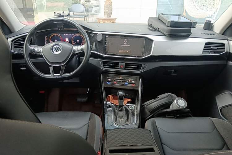 Used Volkswagen Tayron 2021 330TSI Two-Wheel-Drive 3rd Anniversary Limited Edition Center Console