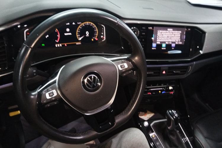 Used Volkswagen Tayron 2021 330TSI Two-Wheel-Drive 3rd Anniversary Limited Edition Center Console