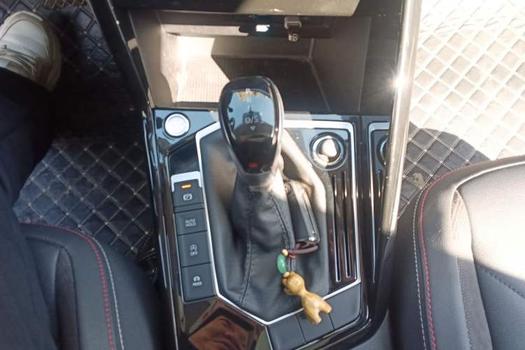 Used Volkswagen Tayron 2021 330TSI Two-Wheel-Drive 3rd Anniversary Limited Edition Gear Lever
