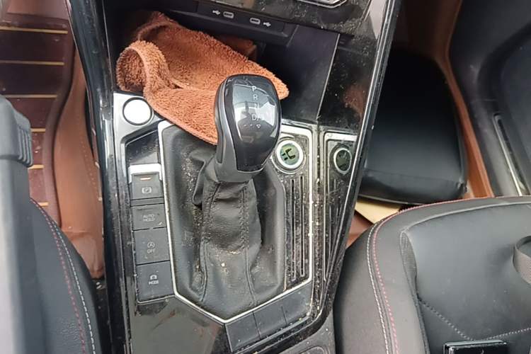 Used Volkswagen Tayron 2021 330TSI Two-Wheel-Drive 3rd Anniversary Limited Edition Gear Lever