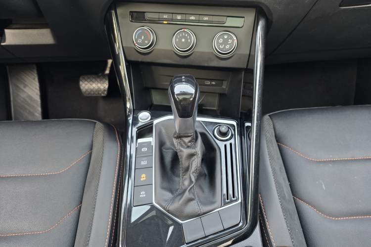 Used Volkswagen Tayron 2021 330TSI Two-Wheel Drive 30th Anniversary Edition Gear Lever