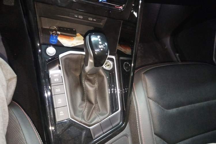 Used Volkswagen Tayron 2021 330TSI Two-Wheel-Drive 3rd Anniversary Limited Edition Gear Lever