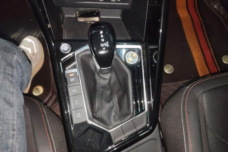 Used Volkswagen Tayron 2021 330TSI Two-Wheel-Drive 3rd Anniversary Limited Edition Gear Lever