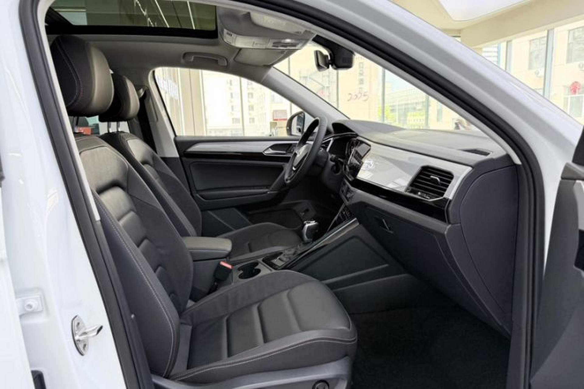 Used Volkswagen Tayron 2021 330TSI Two-Wheel-Drive 3rd Anniversary Limited Edition Interior 4