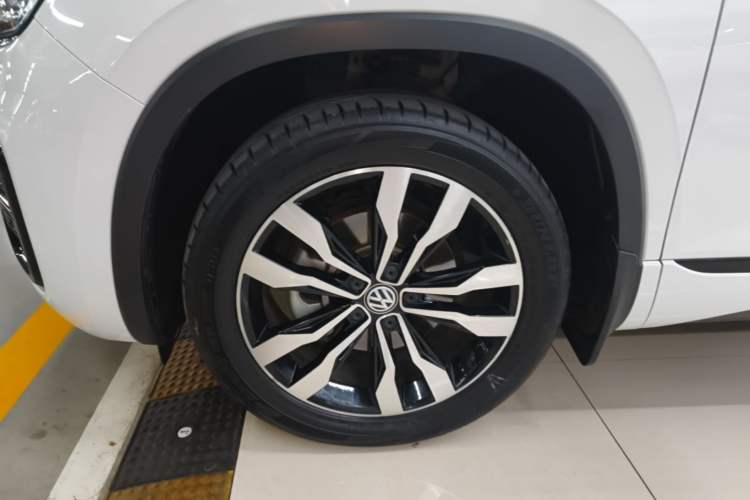 Used Volkswagen Tayron 2021 380TSI All-Wheel Drive R-Line Connected Version Left Front Wheel Hub