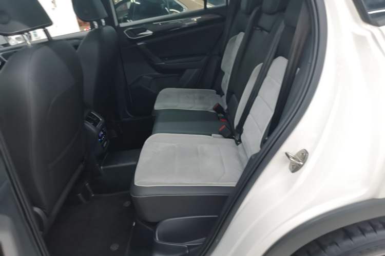 Used Volkswagen Tayron 2021 380TSI All-Wheel Drive R-Line Connected Version Left Rear Seat
