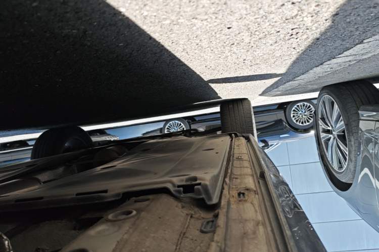 Used Volkswagen Tayron 2021 330TSI Two-Wheel-Drive 3rd Anniversary Limited Edition Left Side Sill