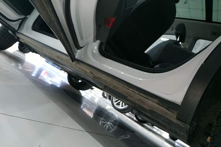 Used Volkswagen Tayron 2021 330TSI Two-Wheel-Drive 3rd Anniversary Limited Edition Left Side Sill