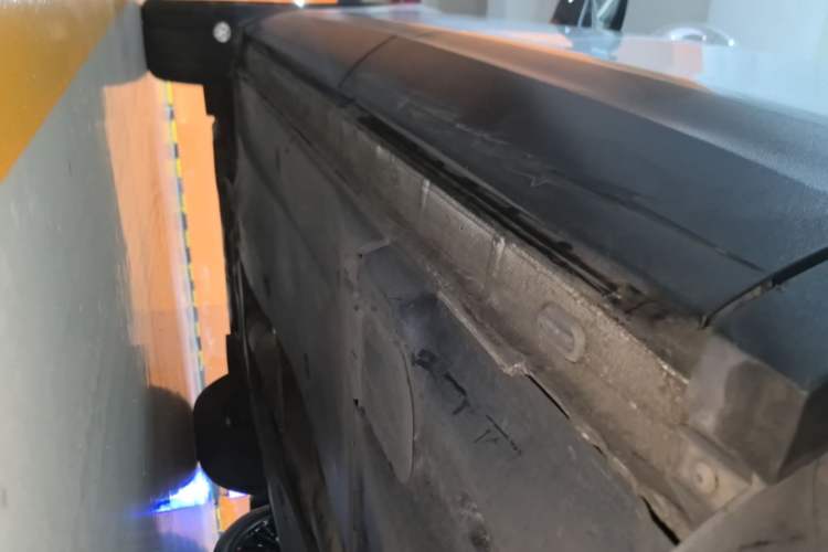 Used Volkswagen Tayron 2021 330TSI Two-Wheel-Drive 3rd Anniversary Limited Edition Left Side Sill