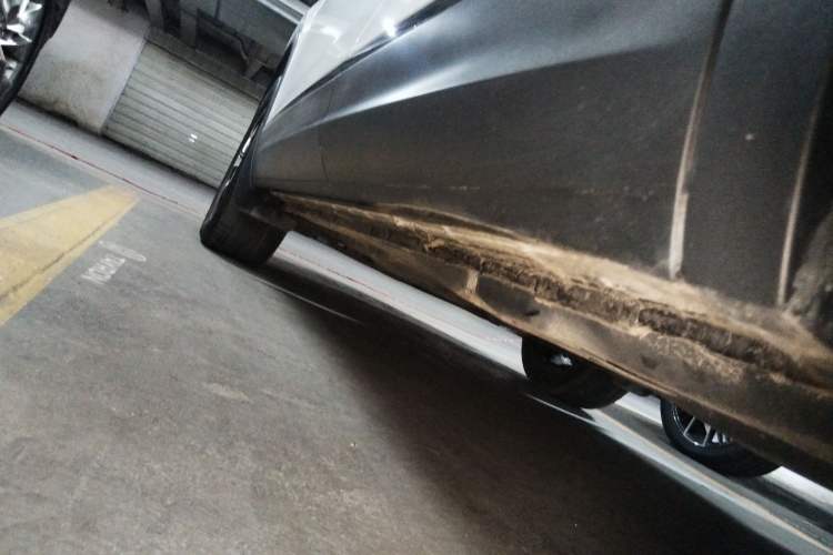 Used Volkswagen Tayron 2021 330TSI Two-Wheel-Drive 3rd Anniversary Limited Edition Left Side Sill