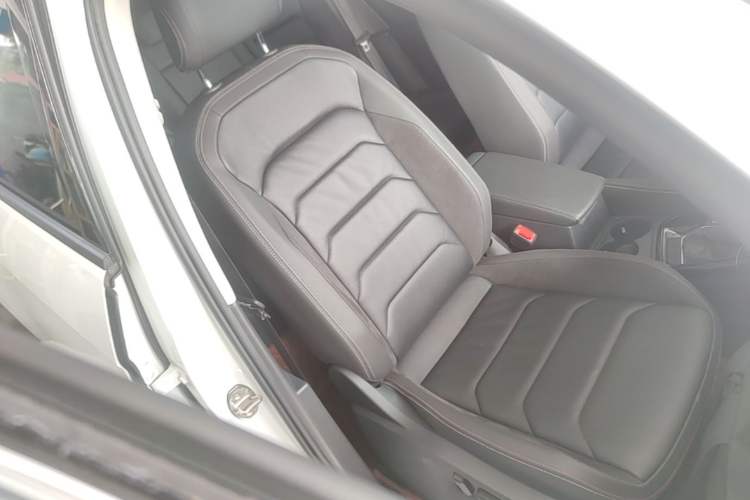 Used Volkswagen Tayron 2021 330TSI Two-Wheel-Drive 3rd Anniversary Limited Edition Right Front Seat