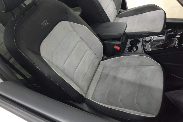 Used Volkswagen Tayron 2021 380TSI All-Wheel Drive R-Line Connected Version Right Front Seat