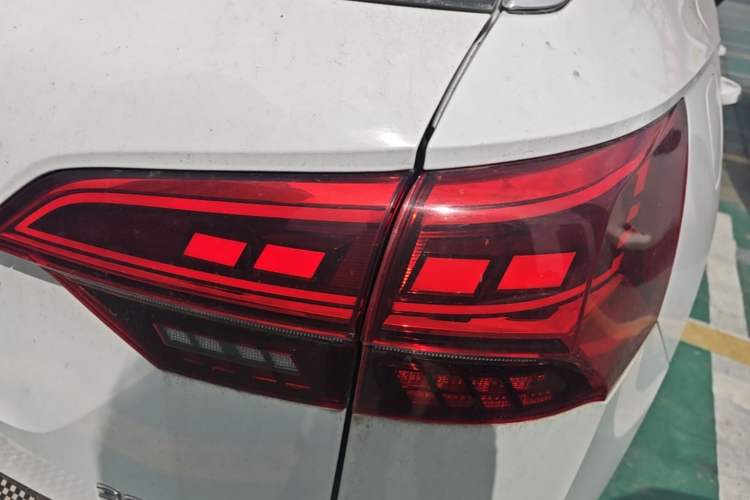Used Volkswagen Tayron 2021 330TSI Two-Wheel-Drive 3rd Anniversary Limited Edition Right Rear Taillight