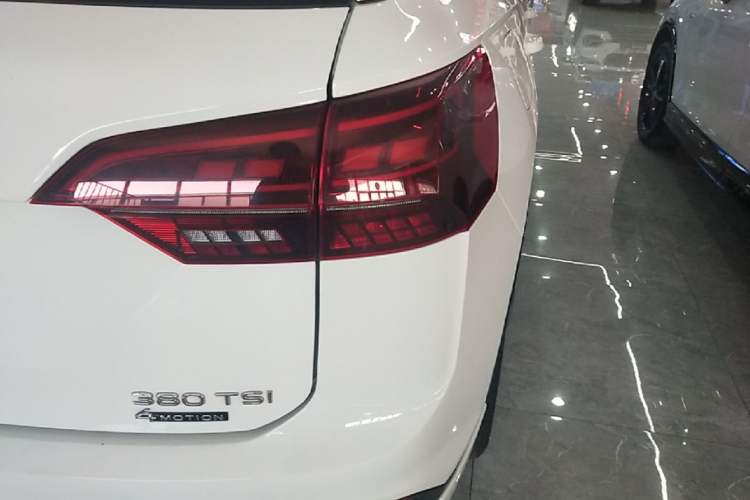 Used Volkswagen Tayron 2021 380TSI All-Wheel Drive R-Line Connected Version Right Rear Taillight