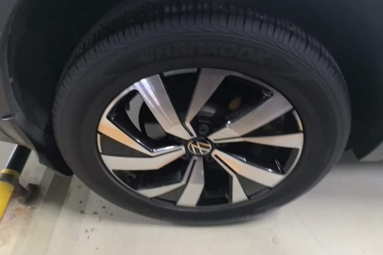 Used Volkswagen Tayron 2021 330TSI Two-Wheel-Drive 3rd Anniversary Limited Edition Right Rear Wheel Hub
