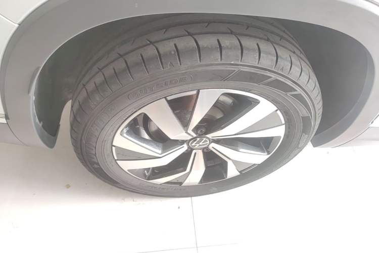 Used Volkswagen Tayron 2021 330TSI Two-Wheel-Drive 3rd Anniversary Limited Edition Right Rear Wheel Hub
