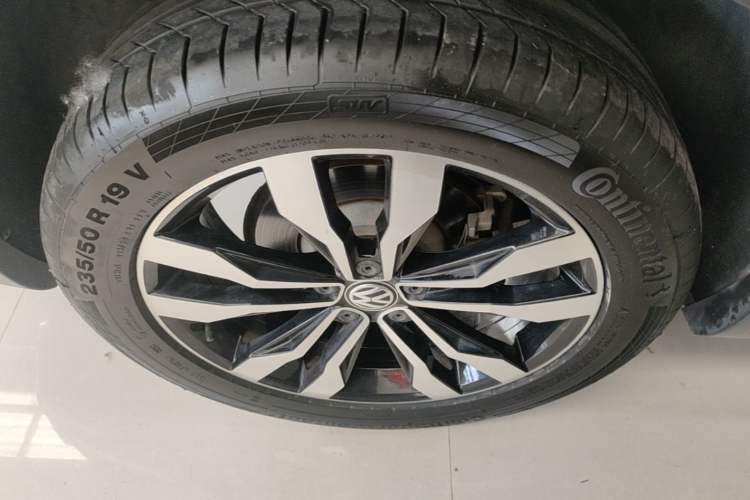 Used Volkswagen Tayron 2021 380TSI All-Wheel Drive R-Line Connected Version Right Rear Wheel Hub