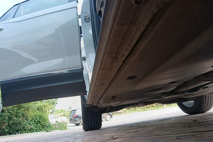 Used Volkswagen Tayron 2021 330TSI Two-Wheel-Drive 3rd Anniversary Limited Edition Right Side Sill