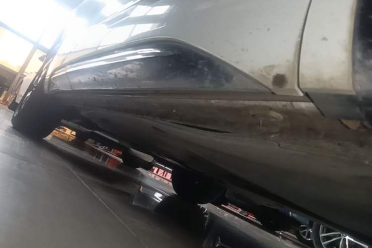Used Volkswagen Tayron 2021 330TSI Two-Wheel-Drive 3rd Anniversary Limited Edition Right Side Sill
