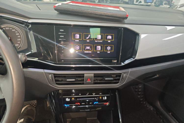 Used Volkswagen Tayron 2022 330TSI Two-Wheel Drive Luxury Smart Connectivity Version Audio And AC Panel