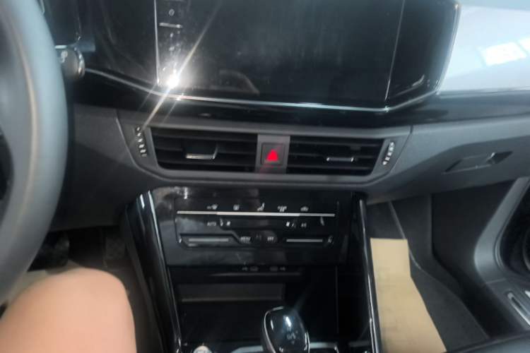 Used Volkswagen Tayron 2022 330TSI Two-Wheel Drive Luxury Smart Connectivity Version Audio And AC Panel