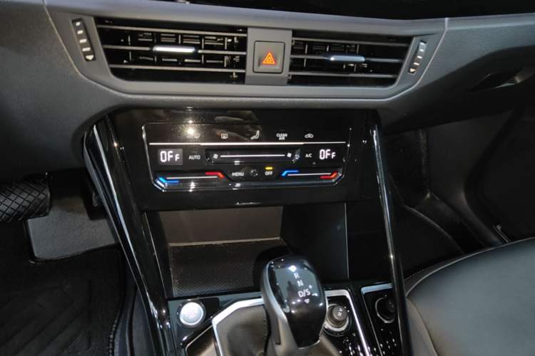 Used Volkswagen Tayron 2022 330TSI Two-Wheel Drive Luxury Smart Connectivity Version Audio And AC Panel