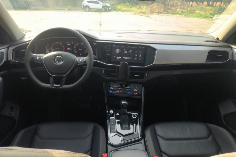 Used Volkswagen Tayron 2022 330TSI Two-Wheel Drive Luxury Connect Plus Version Center Console