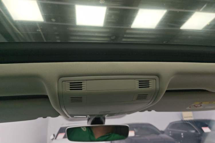 Used Volkswagen Tayron 2022 280TSI Two-Wheel Drive Luxury Smart Connectivity Version Headliner