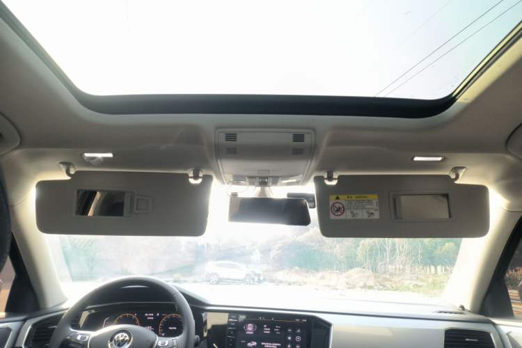 Used Volkswagen Tayron 2022 330TSI Two-Wheel Drive Luxury Connect Plus Version Headliner