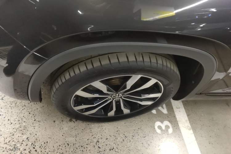 Used Volkswagen Tayron 2022 380TSI Four-Wheel Drive R-Line Connected Version Left Front Wheel Hub