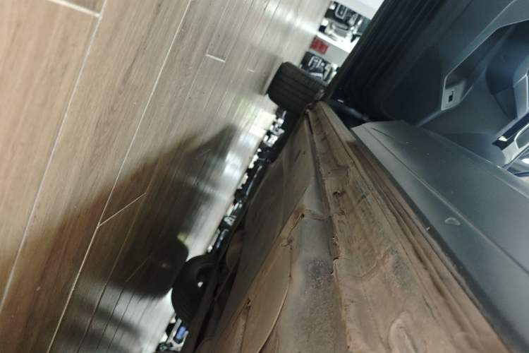 Used Volkswagen Tayron 2022 330TSI Two-Wheel Drive Luxury Smart Connectivity Version Left Side Sill