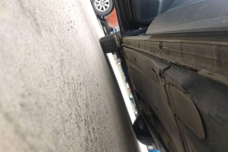 Used Volkswagen Tayron 2022 330TSI Two-Wheel Drive Luxury Connect Plus Version Left Side Sill