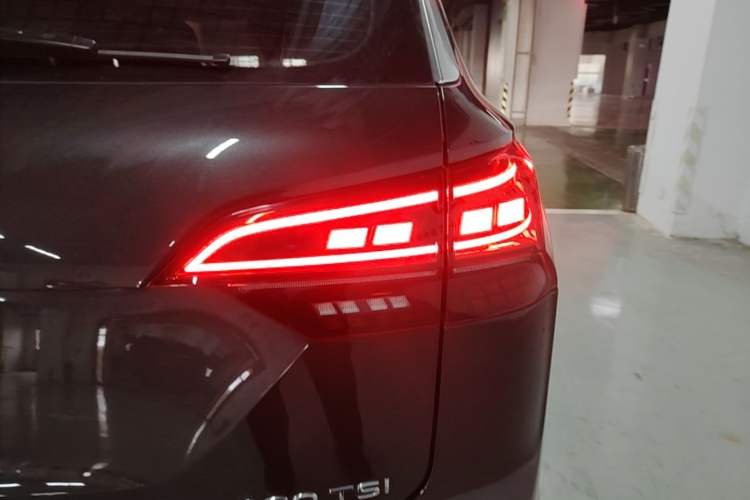 Used Volkswagen Tayron 2022 330TSI Two-Wheel Drive Luxury Smart Connectivity Version Right Rear Taillight