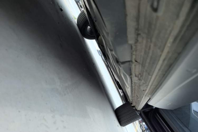 Used Volkswagen Tayron 2022 330TSI Two-Wheel Drive Luxury Smart Connectivity Version Right Side Sill