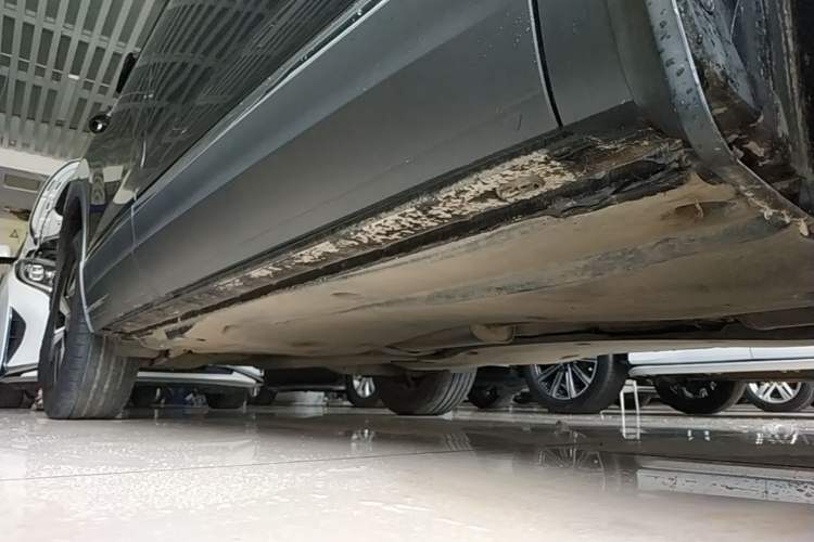 Used Volkswagen Tayron 2022 330TSI Two-Wheel Drive Luxury Smart Connectivity Version Right Side Sill