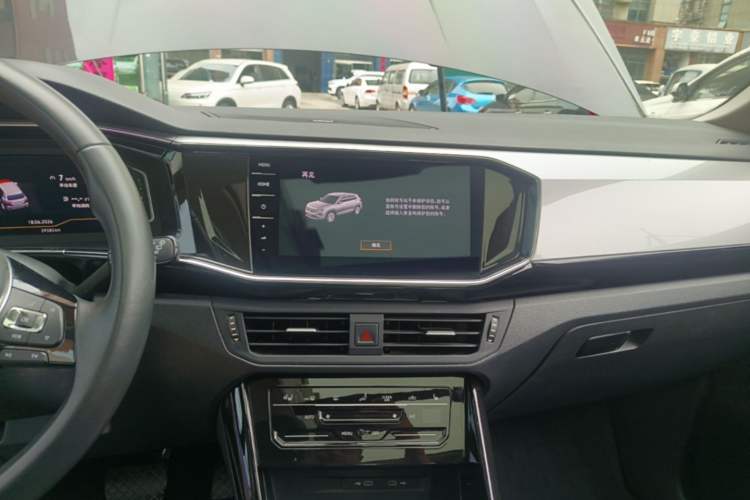 Used Volkswagen Tayron 2022 330TSI Two-Wheel Drive Luxury Connect Plus Version Audio And AC Panel