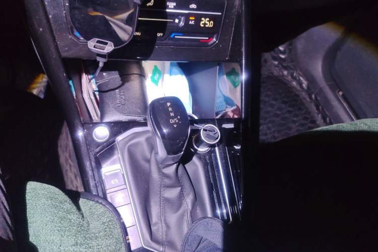 Used Volkswagen Tayron 2022 280TSI Two-Wheel Drive Luxury Smart Connectivity Version Gear Lever