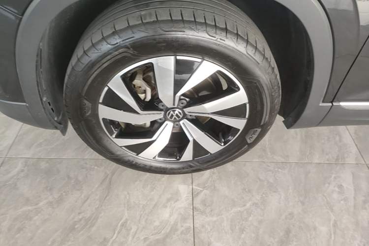 Used Volkswagen Tayron 2022 330TSI Two-Wheel Drive Luxury Smart Connectivity Version Left Front Wheel Hub