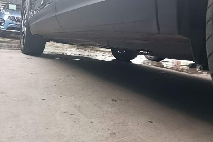 Used Volkswagen Tayron 2022 330TSI Two-Wheel Drive Luxury Connect Plus Version Left Side Sill