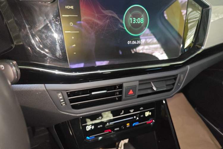Used Volkswagen Tayron 2022 330TSI Two-Wheel Drive Luxury Smart Connectivity Version Audio And AC Panel