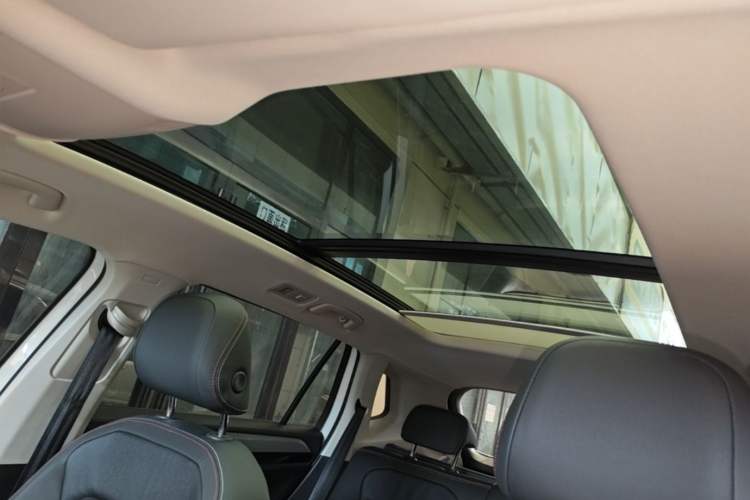 Used Volkswagen Tayron 2022 280TSI Two-Wheel Drive Luxury Smart Connectivity Version Headliner