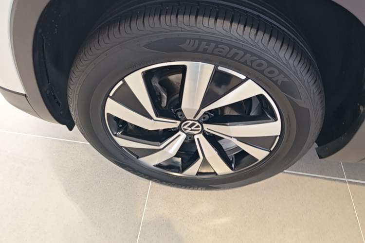 Used Volkswagen Tayron 2022 330TSI Two-Wheel Drive Luxury Smart Connectivity Version Left Front Wheel Hub