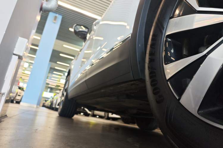 Used Volkswagen Tayron 2022 330TSI Two-Wheel Drive Luxury Connect Plus Version Left Side Sill