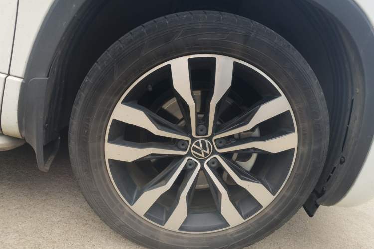 Used Volkswagen Tayron 2022 380TSI Four-Wheel Drive R-Line Connected Version Right Front Wheel Hub