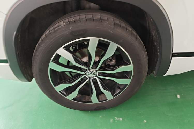 Used Volkswagen Tayron 2022 380TSI Four-Wheel Drive R-Line Connected Version Right Rear Wheel Hub