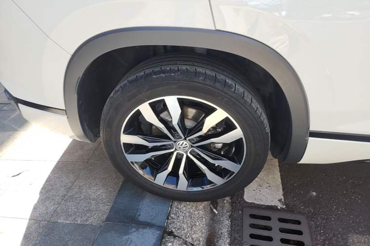Used Volkswagen Tayron 2022 380TSI Four-Wheel Drive R-Line Connected Version Right Rear Wheel Hub