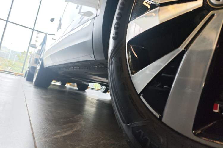Used Volkswagen Tayron 2022 330TSI Two-Wheel Drive Luxury Connect Plus Version Right Side Sill
